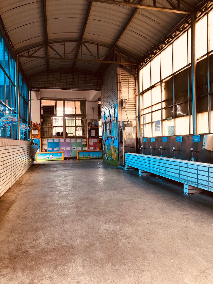 雨具區與外洗手台廊道